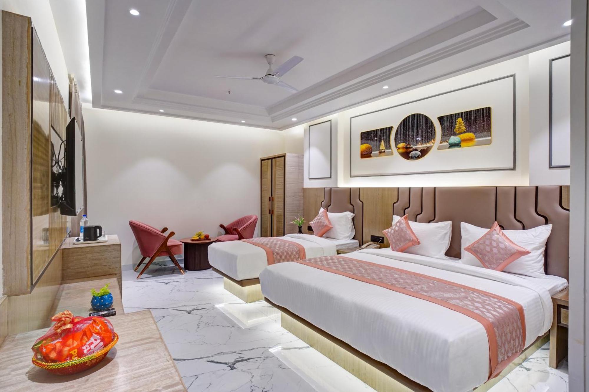 Newly Built Gold The Royal With Rooftop Restaurant - 2Mins Walk From New Delhi Rail Station & 5Mins From Connaught Place Exterior foto