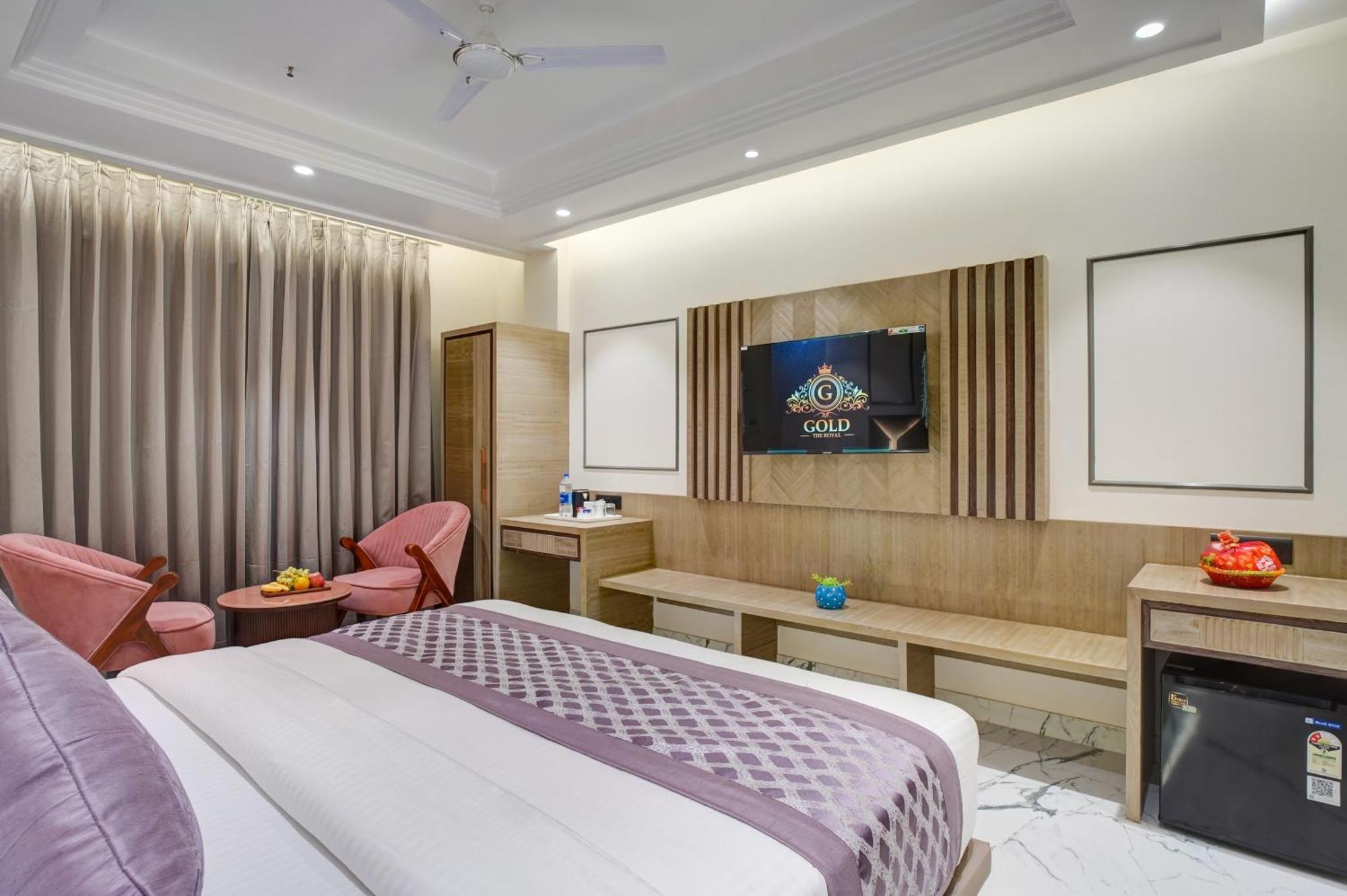 Newly Built Gold The Royal With Rooftop Restaurant - 2Mins Walk From New Delhi Rail Station & 5Mins From Connaught Place Exterior foto