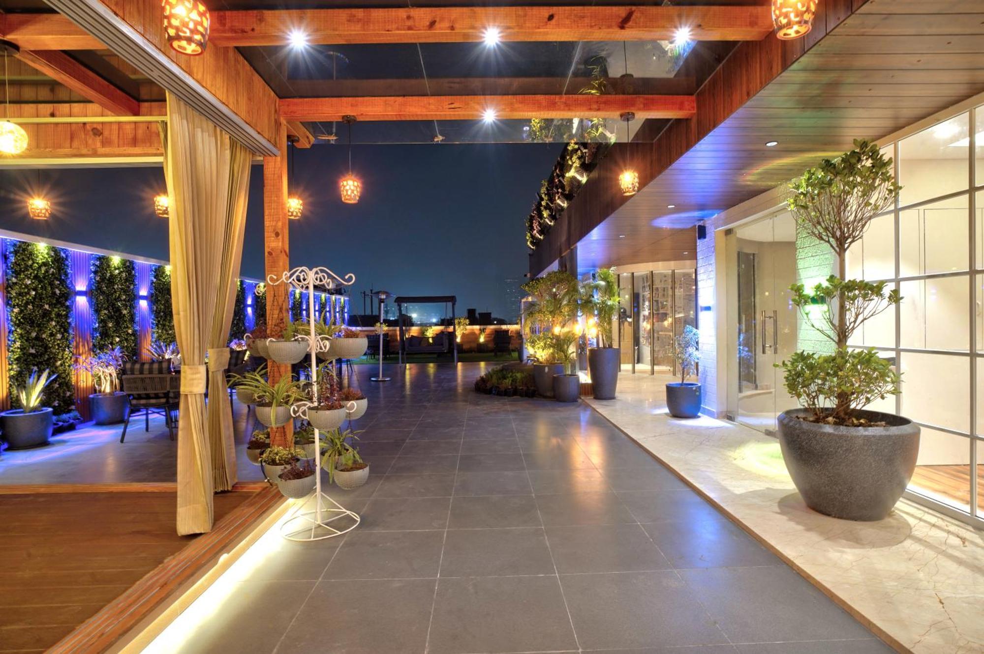 Newly Built Gold The Royal With Rooftop Restaurant - 2Mins Walk From New Delhi Rail Station & 5Mins From Connaught Place Exterior foto