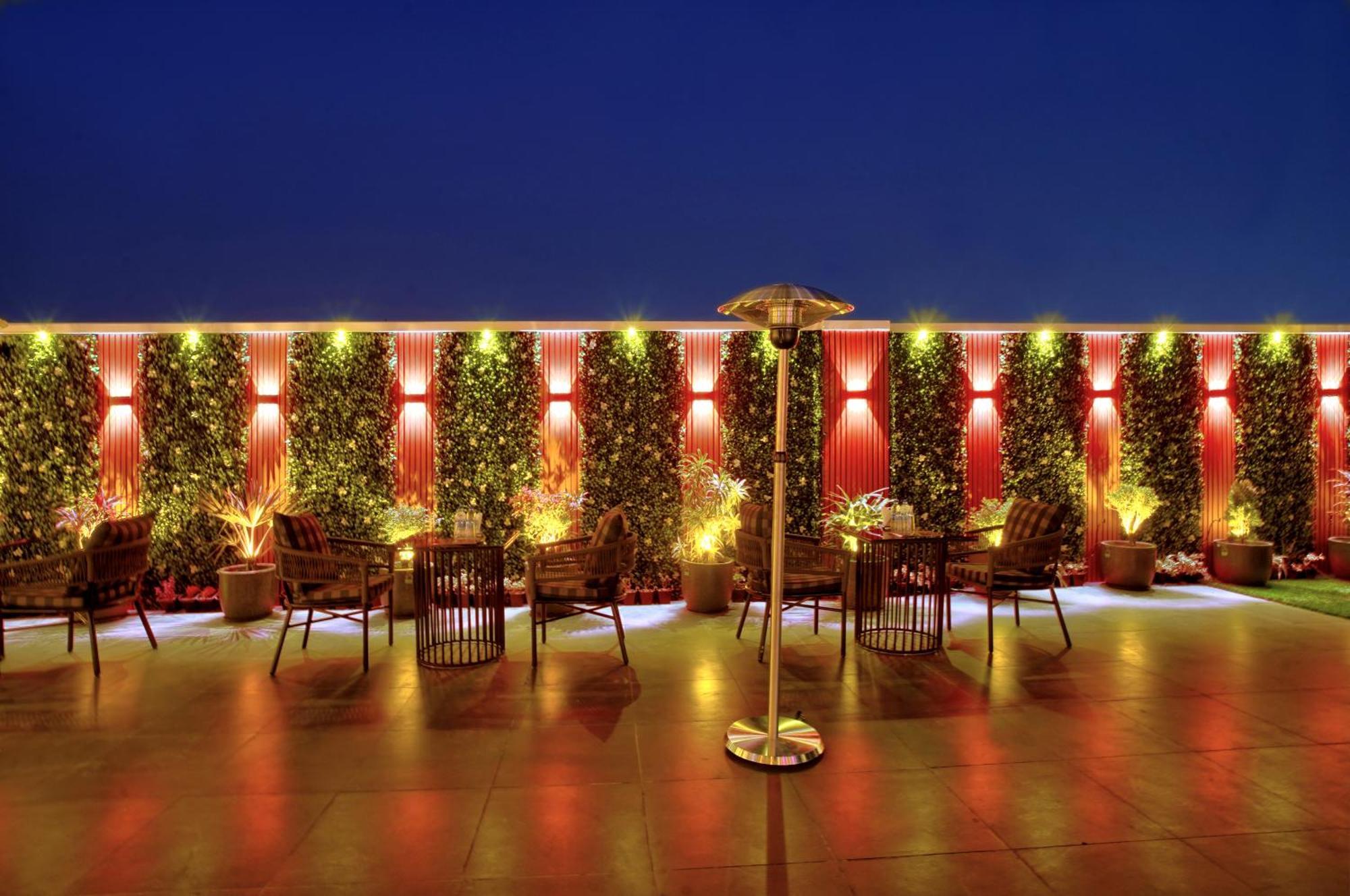 Newly Built Gold The Royal With Rooftop Restaurant - 2Mins Walk From New Delhi Rail Station & 5Mins From Connaught Place Exterior foto