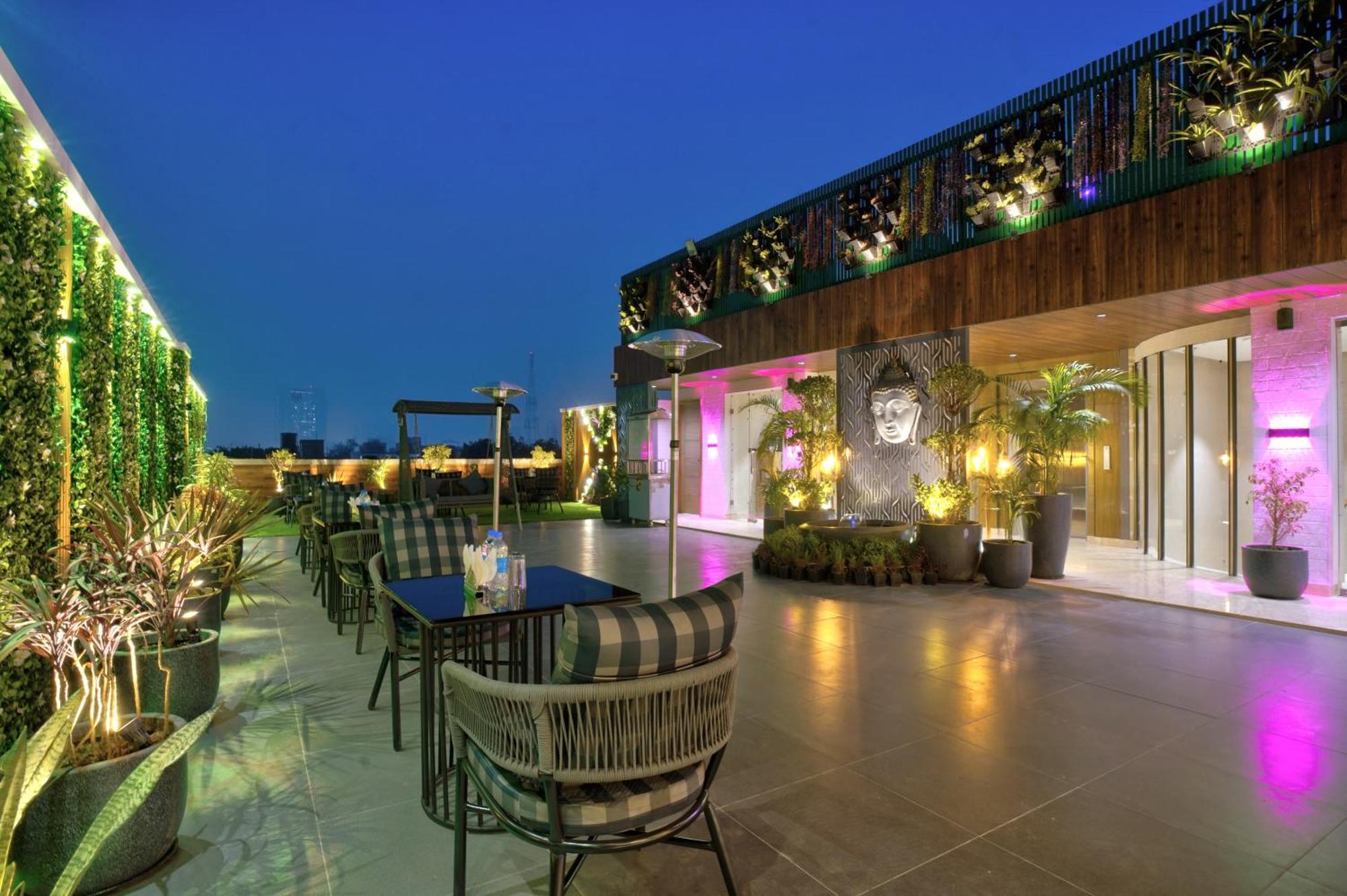 Newly Built Gold The Royal With Rooftop Restaurant - 2Mins Walk From New Delhi Rail Station & 5Mins From Connaught Place Exterior foto