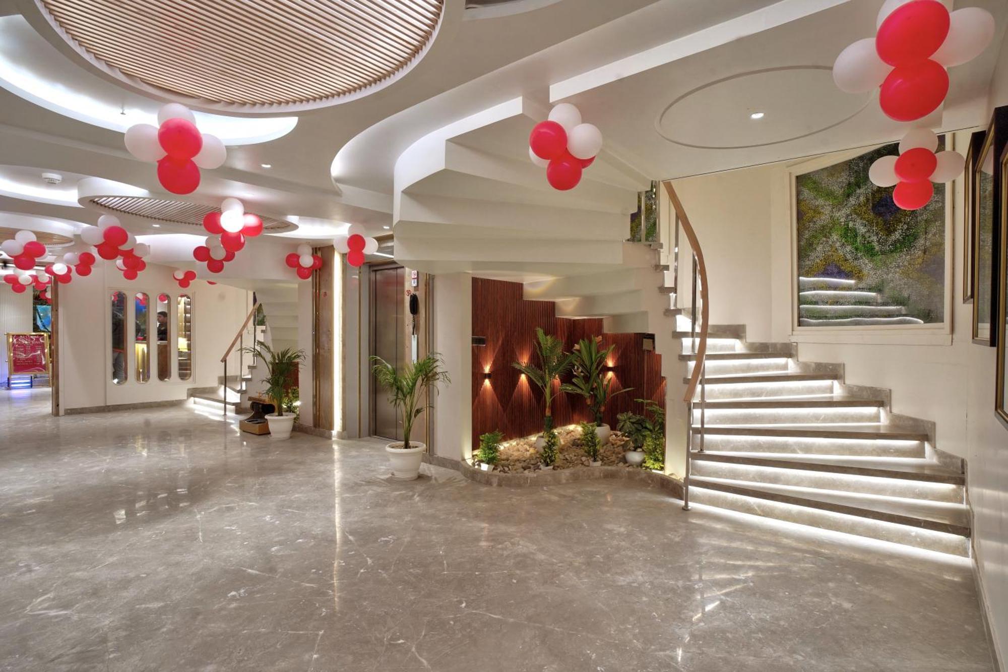 Newly Built Gold The Royal With Rooftop Restaurant - 2Mins Walk From New Delhi Rail Station & 5Mins From Connaught Place Exterior foto