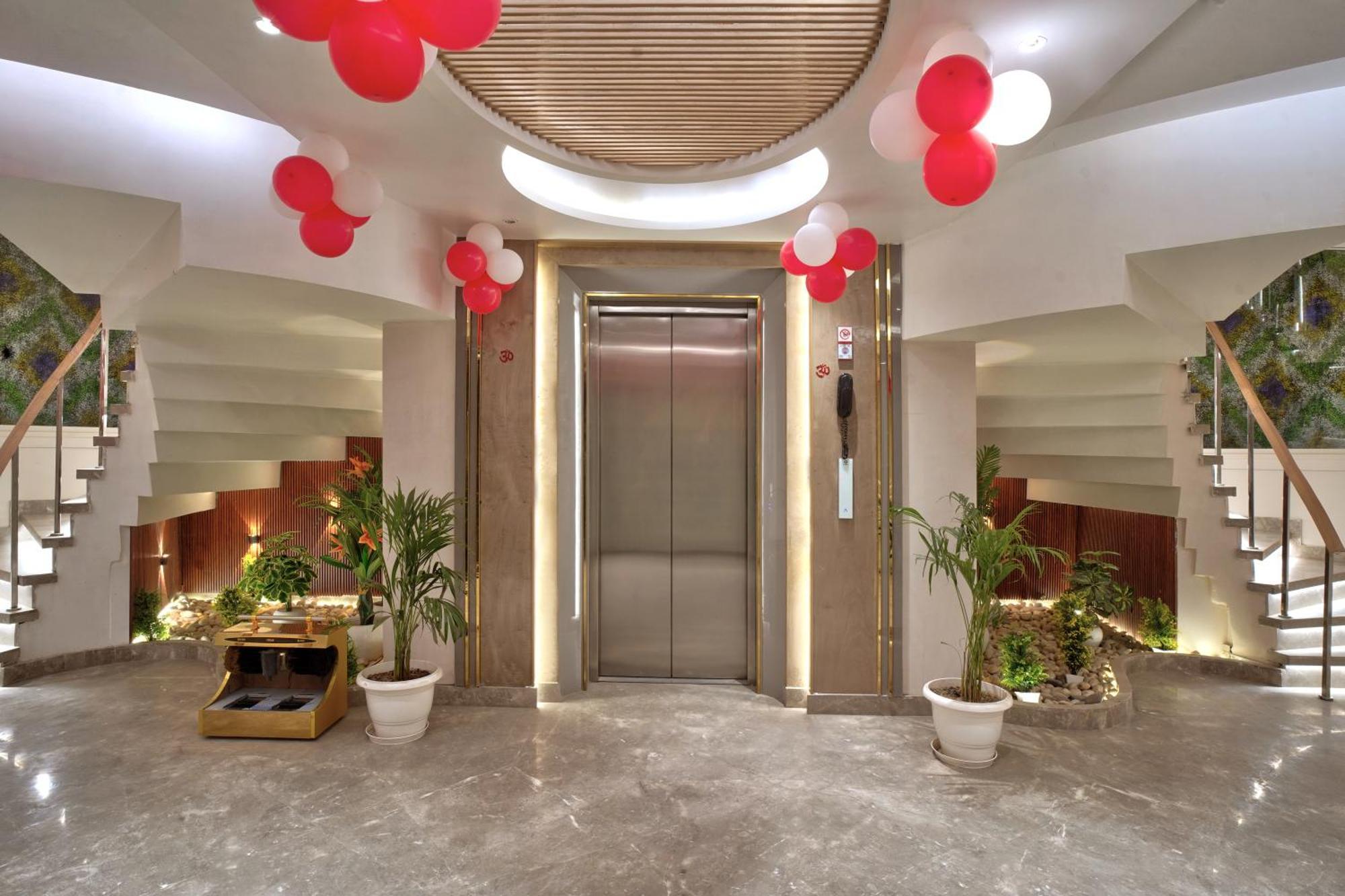 Newly Built Gold The Royal With Rooftop Restaurant - 2Mins Walk From New Delhi Rail Station & 5Mins From Connaught Place Exterior foto