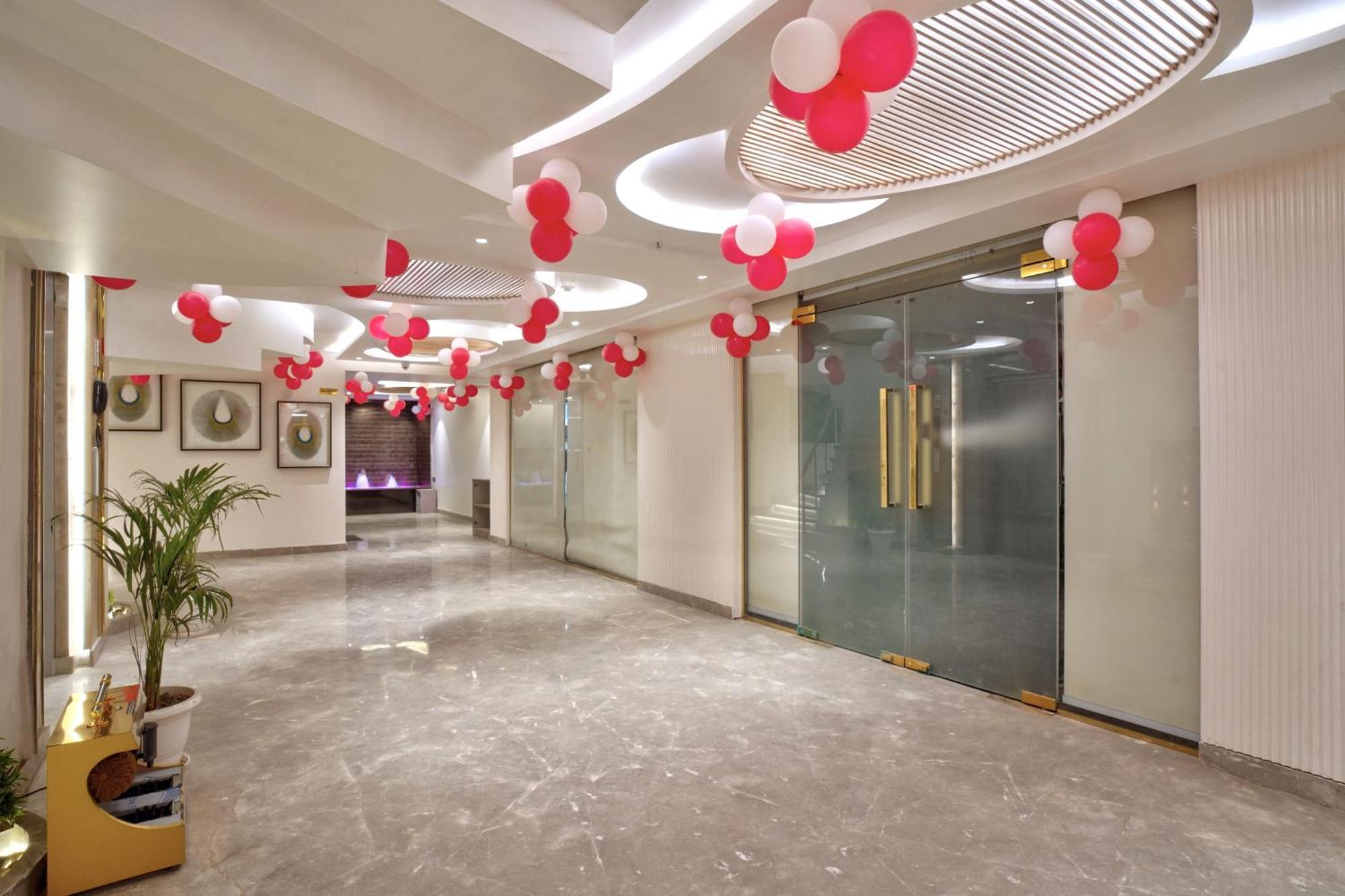 Newly Built Gold The Royal With Rooftop Restaurant - 2Mins Walk From New Delhi Rail Station & 5Mins From Connaught Place Exterior foto