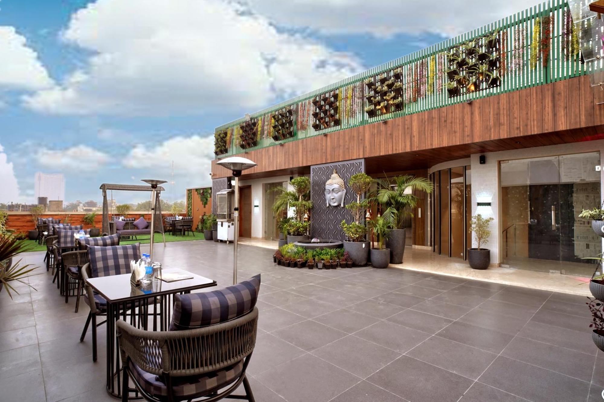 Newly Built Gold The Royal With Rooftop Restaurant - 2Mins Walk From New Delhi Rail Station & 5Mins From Connaught Place Exterior foto